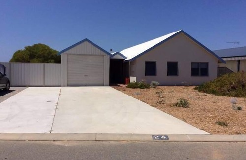 Green Head House | Twenty four Worthington @ GH - 4 minute walk to the beach!