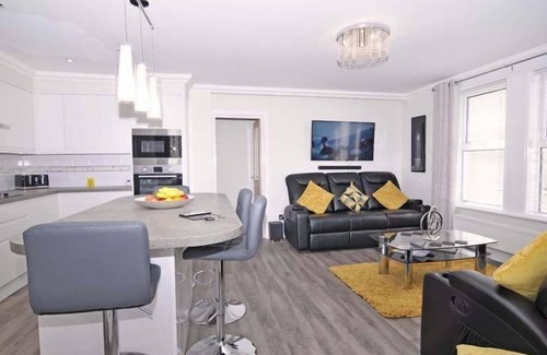 Lee-on-the-Solent Apartment | Twenty One-A - an apartment that sleeps 6 guests in 3 bedrooms