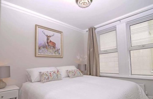 Lee-on-the-Solent Apartment | Twenty One-A - an apartment that sleeps 6 guests in 3 bedrooms