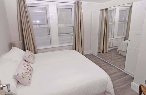 Lee-on-the-Solent Apartment | Twenty One-A - an apartment that sleeps 6 guests in 3 bedrooms