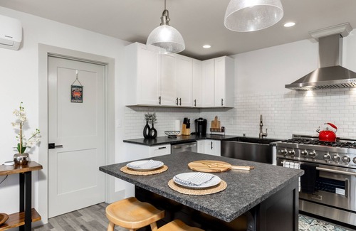 Freeland House | Twin Oaks Retreat by AvantStay | Mins to Freeland