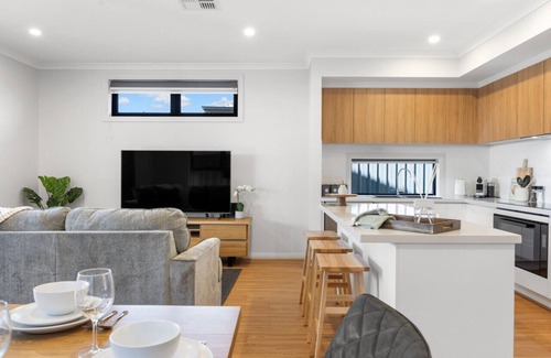 Aldinga Beach House | Twin Paradise - 8BR Paradise Point & Palms