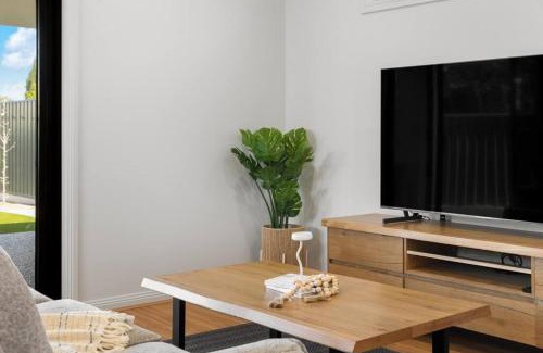 Aldinga Beach House | Twin Paradise - 8BR Paradise Point & Palms