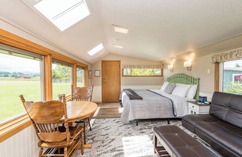 Sequim Cottage | Twin View Cottage - King, Futon, jetted tub
