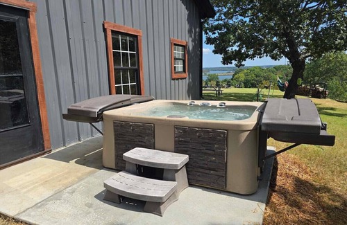 Muskogee House | Twisted Tree with Arkansas River Views and Hot Tub