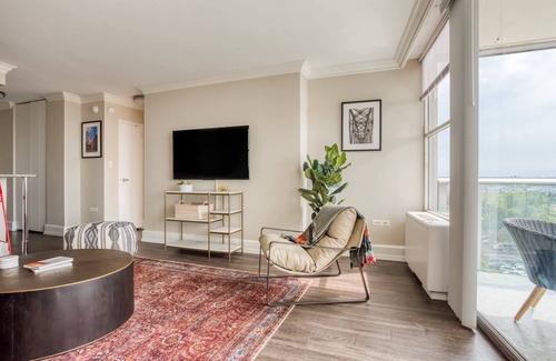 Old Louisville Apartment | TWO 800 Tower CozySuites w/ sky pool, lounge! 8FLR