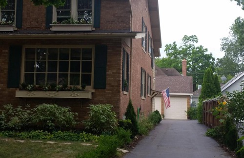 Lake Bluff Apartment | Two Bed/1 Bath Apartment - East Lake Bluff - In Village Location