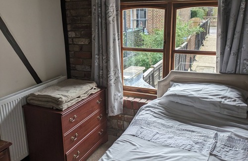 Tring Cottage | Two Bed Ornate cottage/apartment near centre of Tring
