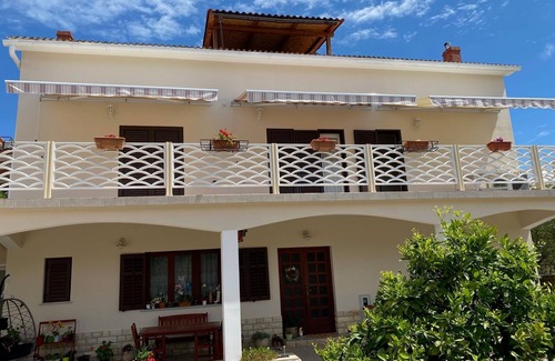 Lun Apartment | Two bedroom apartment with terrace and sea view Lun, Pag (A-11781-d)