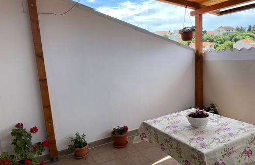 Lun Apartment | Two bedroom apartment with terrace and sea view Lun, Pag (A-11781-d)