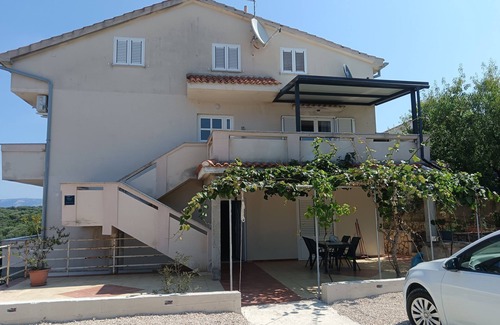 Lun Apartment | Two bedroom apartment with terrace and sea view Lun, Pag (A-24796-b)