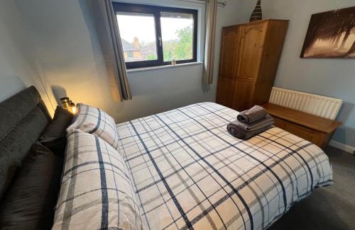 Milton Keynes House | Two Bedroom Central MK Self-Catering House Sleeps 4 - Free Parking & fast WiFi - by Webbhill Stays