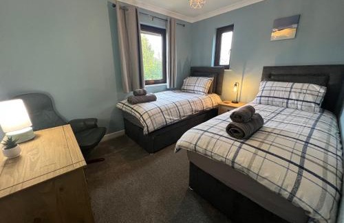 Milton Keynes House | Two Bedroom Central MK Self-Catering House Sleeps 4 - Free Parking & fast WiFi - by Webbhill Stays
