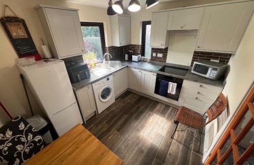 Milton Keynes House | Two Bedroom Central MK Self-Catering House Sleeps 4 - Free Parking & fast WiFi - by Webbhill Stays