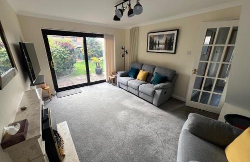 Milton Keynes House | Two Bedroom Central MK Self-Catering House Sleeps 4 - Free Parking & fast WiFi - by Webbhill Stays