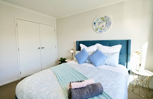 Hamilton House | Two-bedroom House with Jacuzzi at Rototuna!