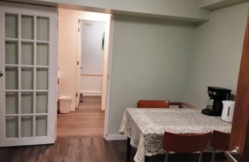 Saanich East House | Two-bedroom plus one den suite w/five beds & spacious parking lot close to UVic