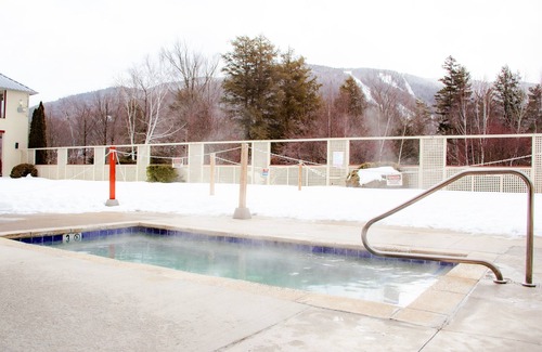 Lincoln Condo | Two bedroom with private hot tub near Loon mountain this winter!