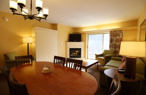 Lincoln Condo | Two bedroom with private hot tub near Loon mountain this winter!