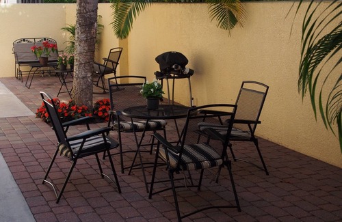 Old Naples Condo | Two blocks to beach and three to Fifth Ave. -Courtyard