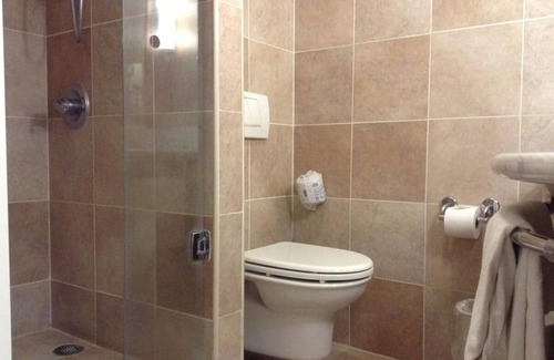 Cuauhtemoc Hotel | Two Family Ready Rooms with Free Parking and Close to Palacio de Bellas Artes!
