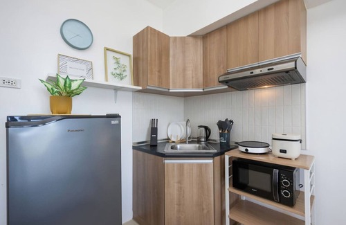 Cebu Apartment | Two Furnished Studios | City View, WiFi, Netflix and Pool