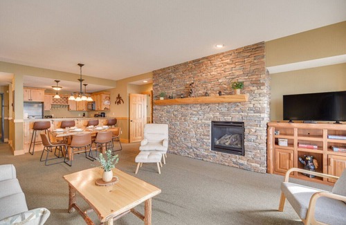 Two Harbors Apartment | Two Harbors Superior Lakefront 3BR Corner | Pool | Hot Tub | Sauna | EV Charger