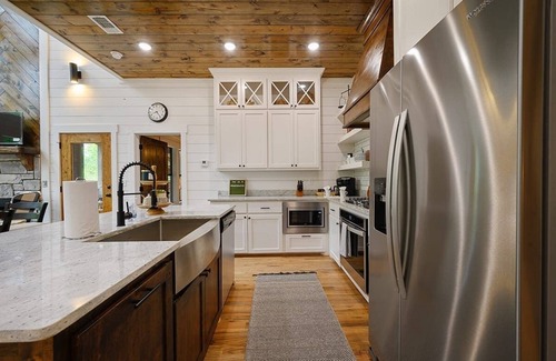 Broken Bow Cabin | Two matching bedrooms with loft close to Restaurants and local attractions