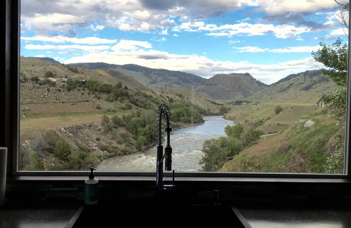 Gardiner House | Two minutes from Yellowstone Park Gate. 30ft. deck w/BBQ overlooking the river.