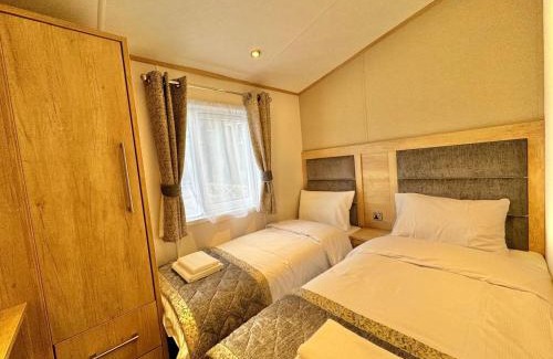 Fence Cabin | Two Neighbouring Luxury Lodges