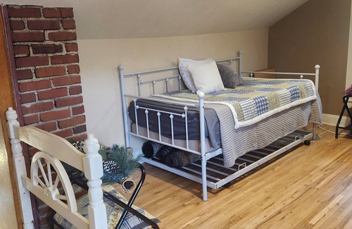 Petersburg House | Two Options for SleepingnnMain Floor 155.00 a nightnnBoth Floors just add 45.00