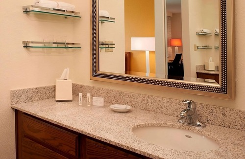 Waukegan Hotel | TWO Pet-friendly 2BR Suite with Full Kitchen! Free Breakfast, Swimming Pool