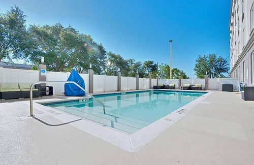 Orlando Hotel | Two Relaxing Rooms with & Outdoor Pool | Free Parking, Near Universal Studios