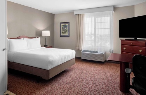 Hillsboro Hotel | Two Relaxing Suite Retreat with Full Kitchen & On-Site Fireplace | Free Parking
