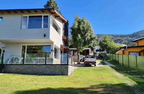 San Carlos de Bariloche Ski Chalet | Two storey house with stunning lake and mountain views
