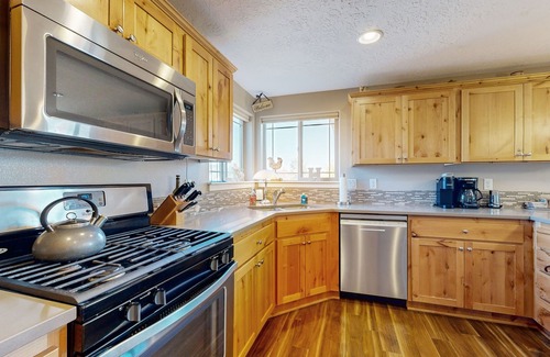 Redmond House | Two-story house near golf & skiing with central AC, grill, firepit & fireplace