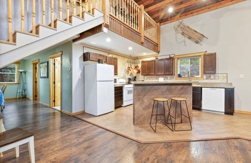 Island Park Apartment | Two Top Stop - Hot Tub Arcades Air Hockey Views YSNP