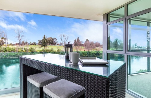 Taupo House | Two Views - Close to Town