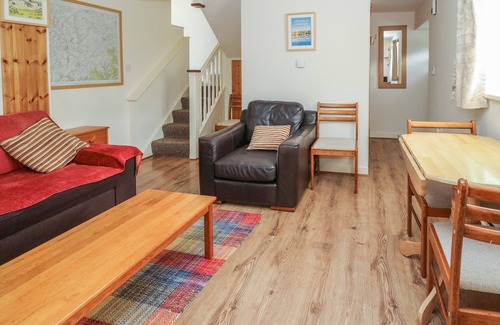 Pencader Cottage | TY FFERM, family friendly, with a garden in Llanllwni