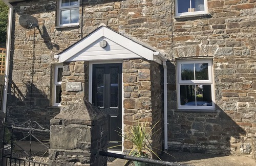 Mydroilin Cottage | TY FFYNNON, pet friendly, with open fire in New Quay