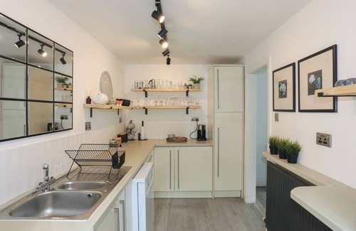 Menai Bridge Cottage | TY MAWR, pet friendly, with a garden in Llandegfan