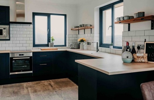 Newgale Apartment | Ty Melyn Hot tub (Apt 1) · Unforgettable sea views, Hot tub, Modern property