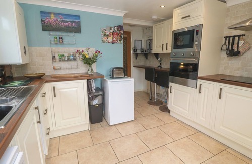 Camborne Cottage | TY METHEVEN, pet friendly, with a garden in Camborne