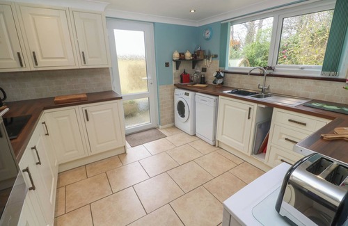 Camborne Cottage | TY METHEVEN, pet friendly, with a garden in Camborne