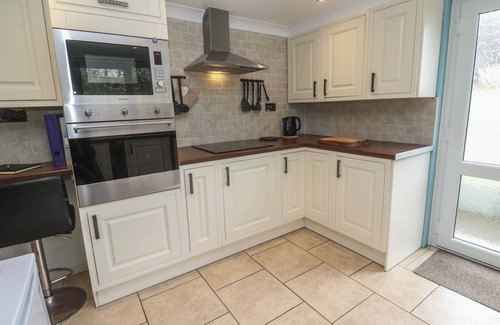 Camborne Cottage | TY METHEVEN, pet friendly, with a garden in Camborne