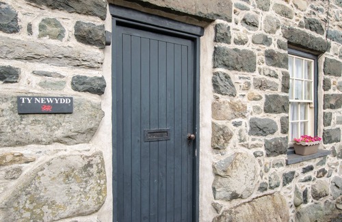 Dolgellau House | Ty Newydd - Two Bedroom House, Sleeps 4
