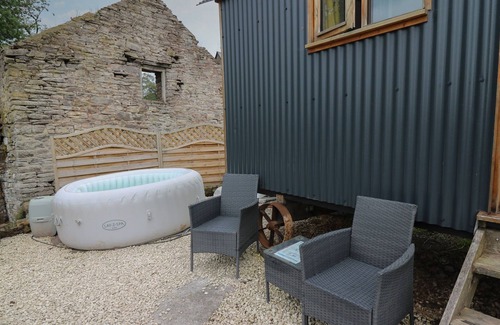 Talybont-on-Usk Cottage | TY OLWYN BACH, pet friendly, with a garden in Tal-Y-Bont-On-Usk
