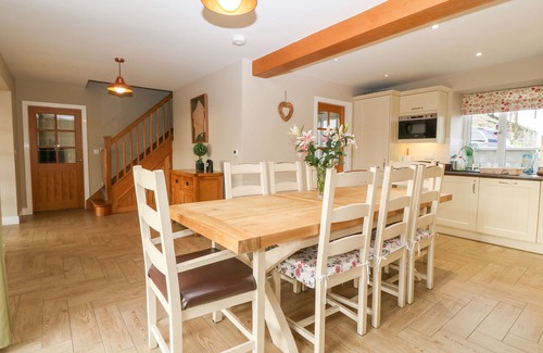 Llanfaethlu Cottage | TY TOP, pet friendly, with open fire in Llanfaethlu
