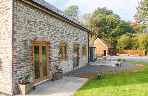 Llanbadarn Fynydd Cottage | TYNDDOL BARN, family friendly, with hot tub in Llanbadarn Fynydd