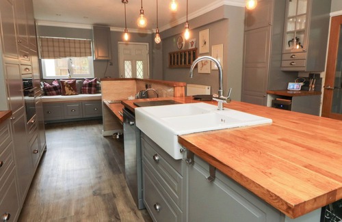 Bethania House | TYNEWYDD FIELDS, pet friendly, with pool in Cross Inn